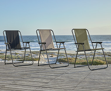 Tri kamperske stolice na rasklapanje pored mora