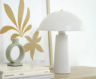 Moderna lijepa bijela lampa, zanimljivi zeleni svijećnjak i okvir za slike