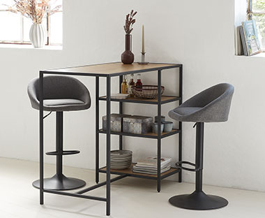 Drveni crni barski stol sa dvije tamno sive barske stolice