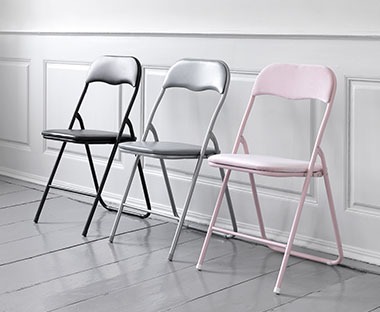 Tri stolice na rasklapanje u crnoj, sivoj i rozoj boji