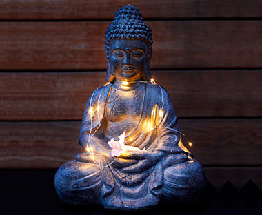 Figura Bude koji sjedi za baštu