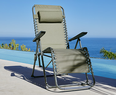 Moderna udobna relax stolica pored bazena