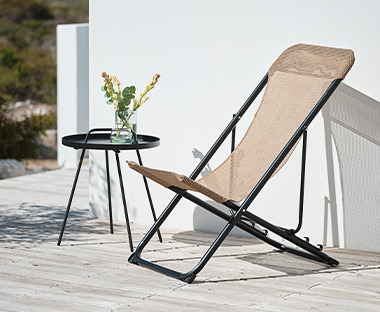 Jednostavna stolica na rasklapanje i mali lounge stolić na terasi