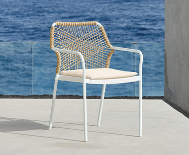 Elegantna bijela baštenska stolica na terasi pored mora