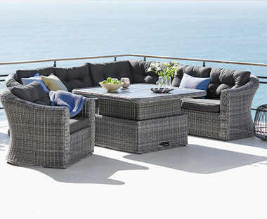 Masivna lounge garnitura tamne boje na velikoj terasi sa pogledom na more