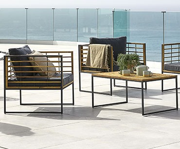 Moderni baštenski lounge namještaj od pravog drveta i metala na terasi pored mora