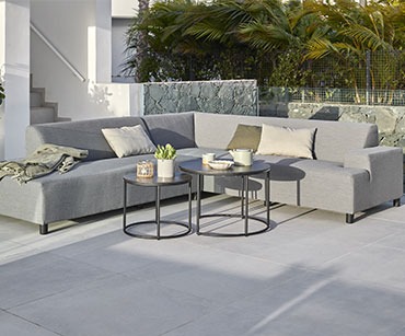 Lijepa siva lounge ugaona garnitura i set lounge stolića na terasi na suncu