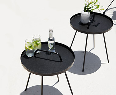 Dva mala metalna okrugla baštenska stolića crne boje
