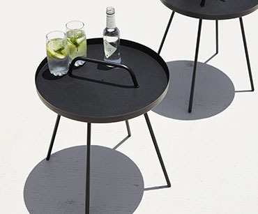 Metalni stolić sa ručkicom za lakše prenošenje i piće sa dvije čaše na njemu