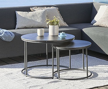 Set okruglih lounge stolića od metala u crnoj boji