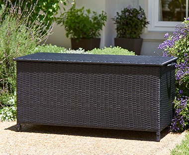 Veliki crni sanduk za vanjsko odlaganje baštenskih jastuka na sunčanoj terasi