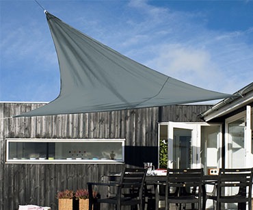 Praktična trougaona tenda iznad baštenskih stolova i stolica zao zaštita od sunca