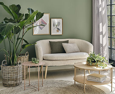 Sofa bež boje i okrugli stolići svjetlosive boje
