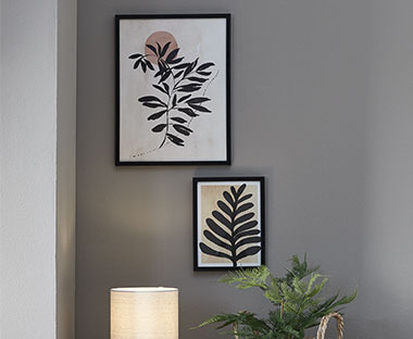 Dva ovkria za slike, manji i veći sa slikama crnih obrisa listova biljki