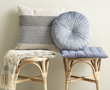 Ukrasni jastuci, deka i jastuk za stolice na dvije drvene stoličice