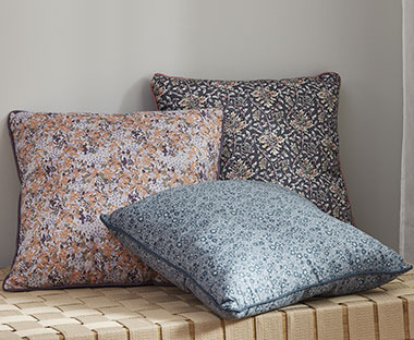 Tri jastuka sa cvjetnim uzorkom