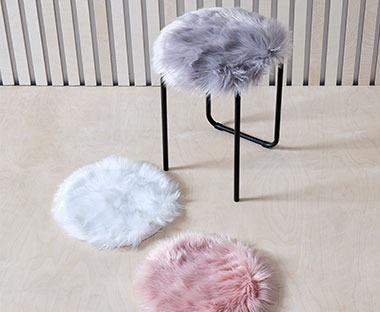 Tri jastuka za stolice od umjetnog krzna u rozoj, sivoj i bijeloj boji
