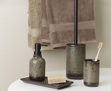 Dozator za sapun, WC četka i držač četkice za zube tamno sive boje i sivi peškir