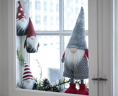 Novogodišnji patuljci- i dekoracije na prozorskoj dasci