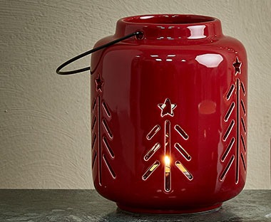 Crveni svijećnjak u obliku fenjera sa motivom novogodišnje jelkice