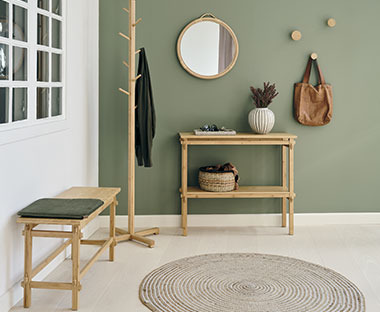 Konzolni stolić, klupa i samostojeća vješalica u hodniku maslinasto zelene boje