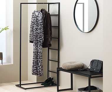 Moderni, metalni stalak za odjeću crne boje