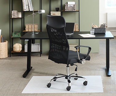 Crni metalni radni stol podesive visine i elegantna crna kancelarijska stolica u uredu