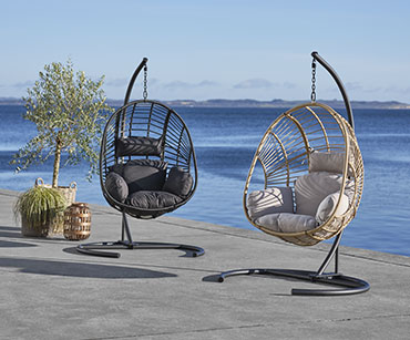 Dvije viseće stolice na suncu uz more