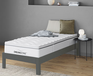 Jednostavni krevet na kojem je kvalitetni visoki Dreamzone madrac