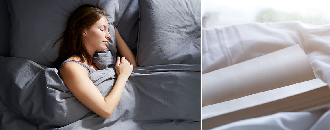 Žena spava u krevetu u sivoj posteljinu i slika otvorene sveske na posteljini