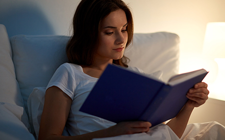 5 razloga zašto bi trebalo čitati knjigu prije spavanja
