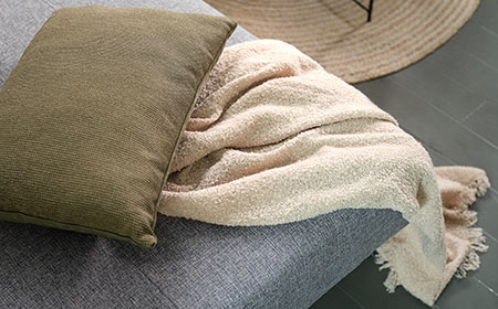 Tepisi, deke i ukrasni jastuci za uređenje prostora u hygge stilu