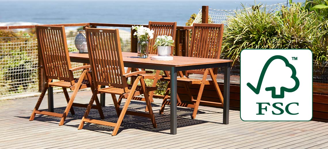 Baštenski stol i 4 stolice od drva sa FSC oznakom na terasi