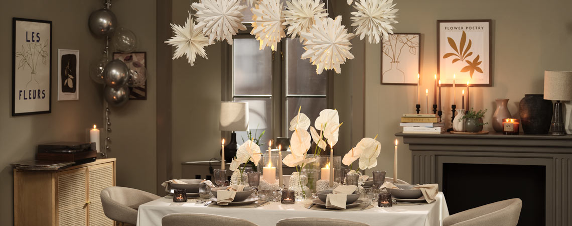 Trpezarija sa stolom za blagovanje postavljenim za svečano veče