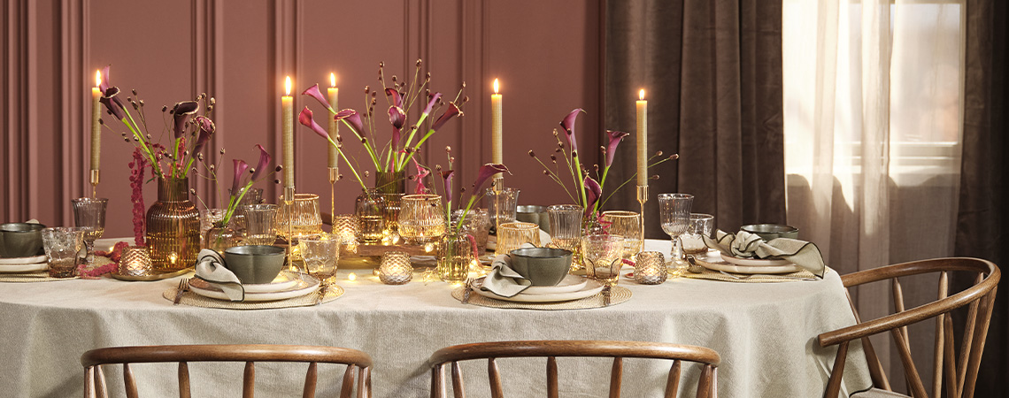 Svečani praznični stol s tamnim bojama poput bordo, zelene i sive