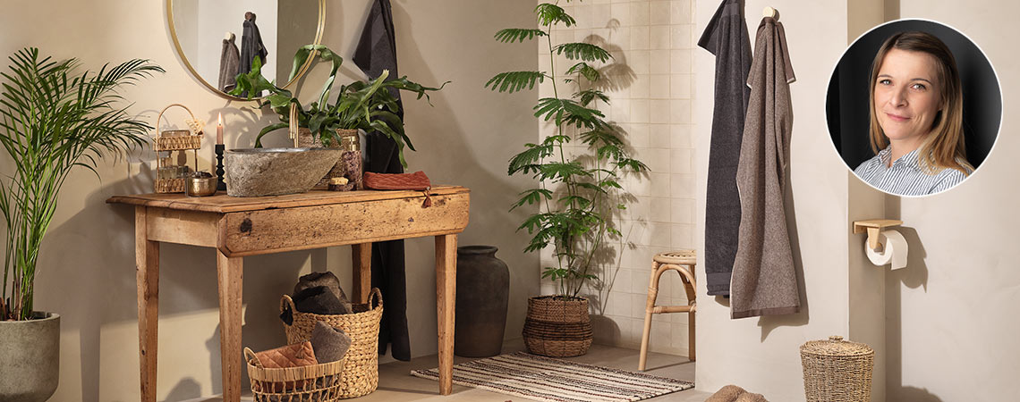 MUNKTORP peškiri, MAKARYD dozator sapuna, TRARYD držač toalet papira, TUREHOLM poslužavnik, TOFTBYN torbica za šminku Kupatilo sa peškirima, dozatorom sapuna, posudom za sitnice i prugastom prostirkom za kupanje