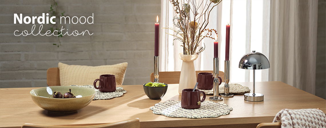 Trpezarijski sto sa zdjelama, šoljama, podmetačima, vazom, svijećnjacima i lampom na baterije