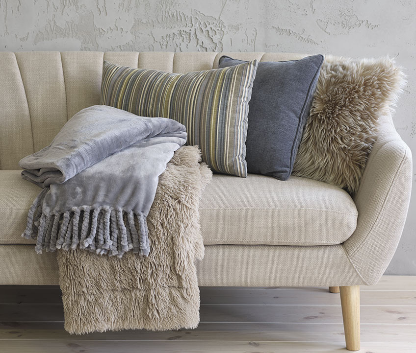 EGEDAL sofa sa BONDEROSE plavom dekom od flisa, MYRFIOL dekom od umjetnog krzna, KORALLROT prugastim ukrasnim jastukom, HORNFIOL plavim ukrasnim jastukom i TAKS jastukom od umjetnog krzna Sofa sa dekom od flisa, prugastim i plavim ukrasnim jastukom i jastukom od umjetnog krzna