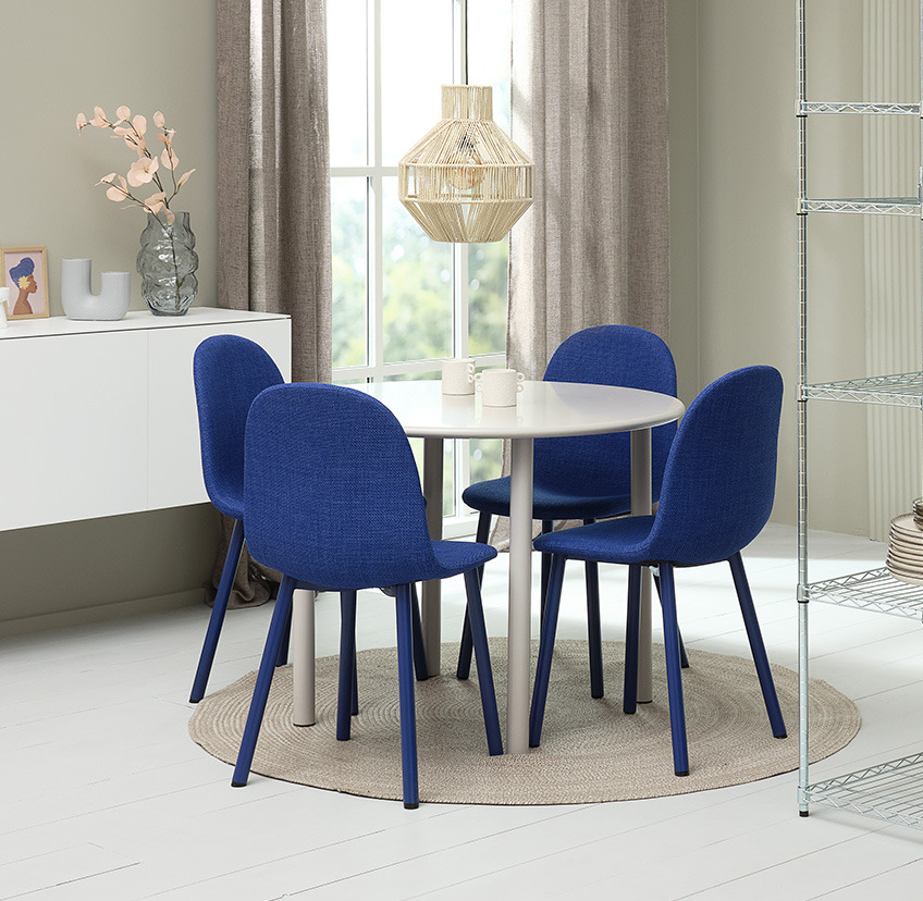 Kobalt plave trpezarijske stolice i beli okrugli trpezarijski sto