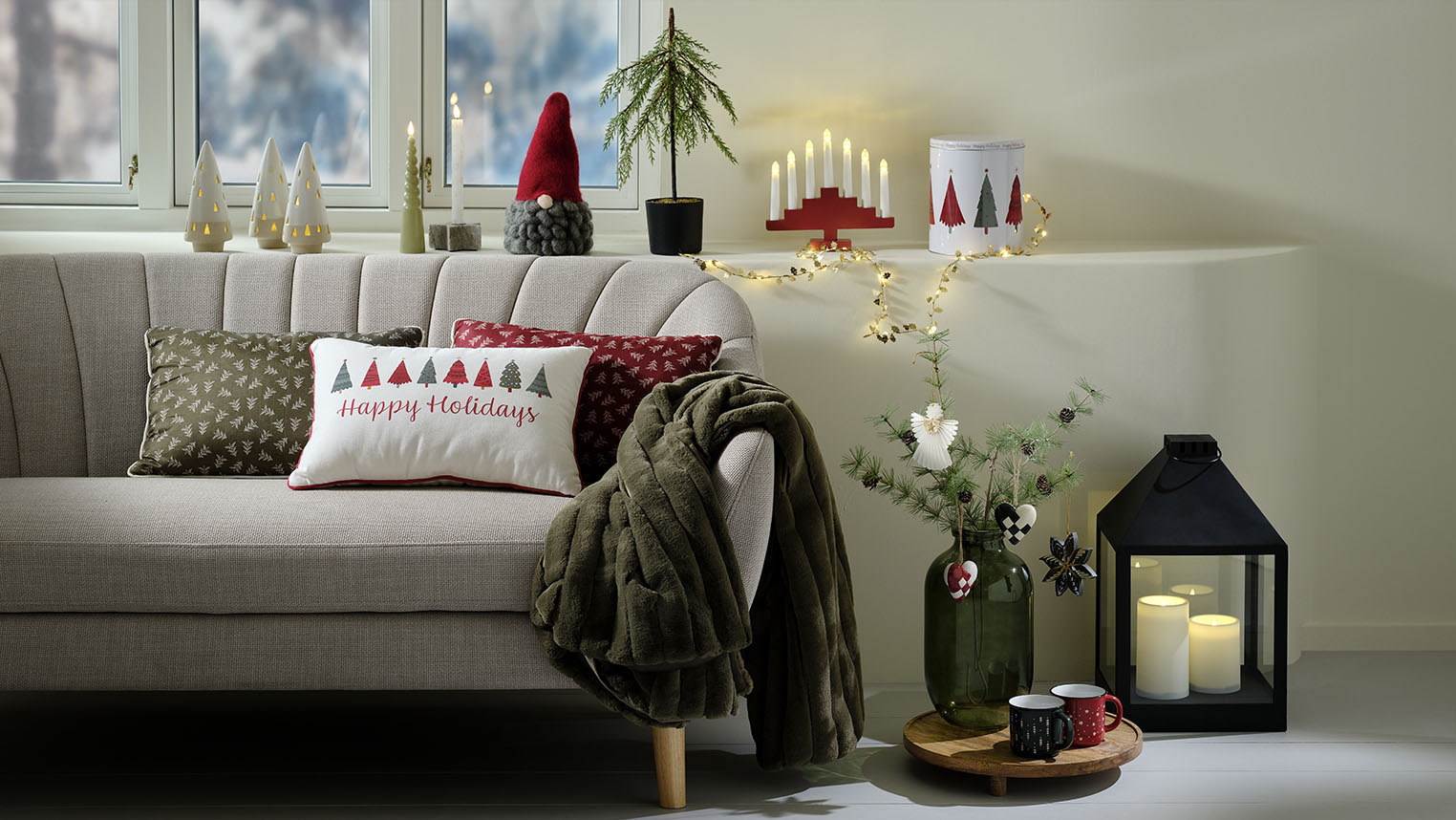 Udobna dnevna soba sa skandinavskim prazničnim dekoracijama