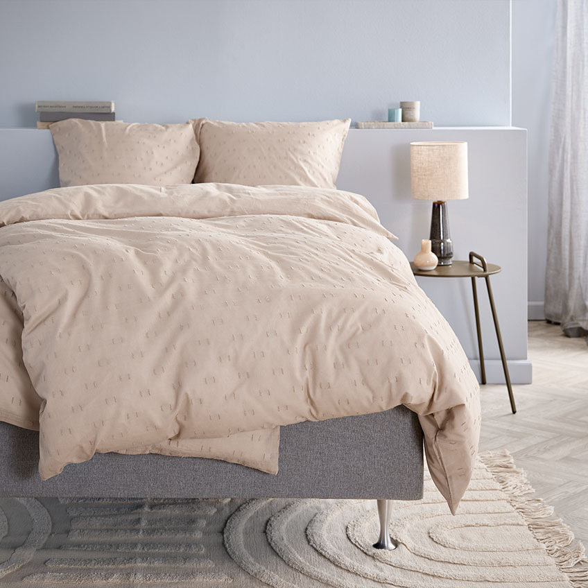 Elegantna posteljina u boji pijeska sa kvadratnim detaljima 