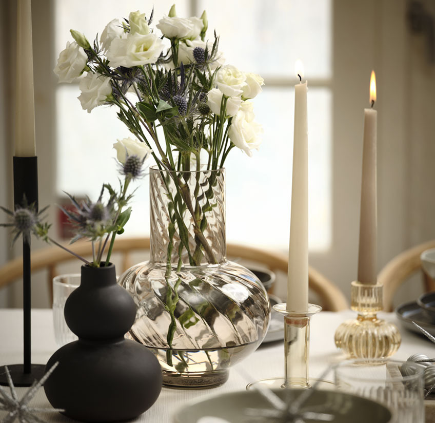 Crna i staklena vaza kao novogodišnja dekoracija