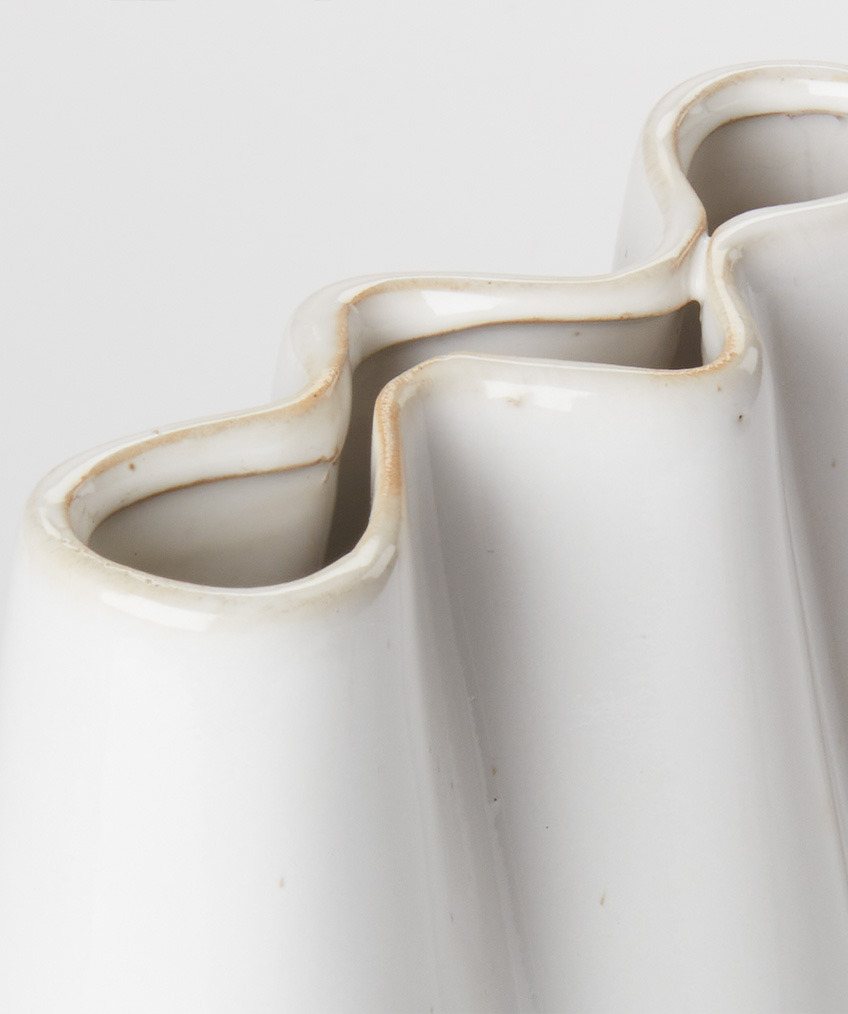 Moderna bijela vaza sa valovitim ivicama
