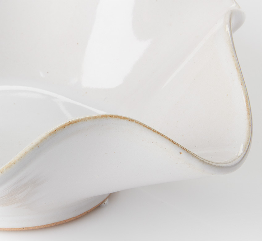 Bijela zdjela sa valovitim rubovima i organskim zakrivljenjima