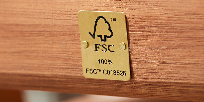 FSC logo na metalnoj pločici na baštenskom namještaju