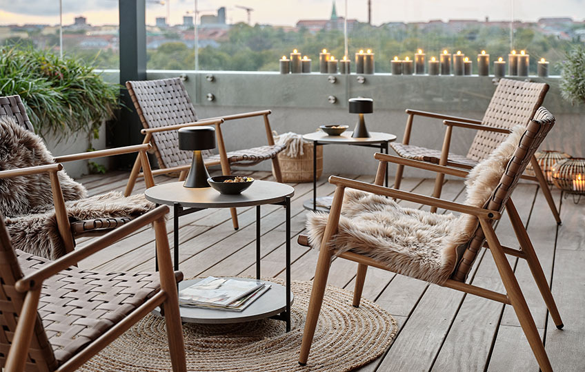 Mali baštenski stolić od vlaknastog cementa i lounge baštenske stolice na velikoj terasi