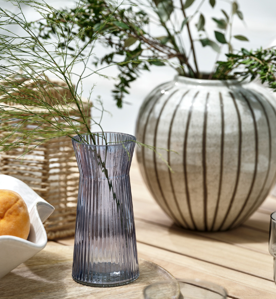 Dvije lijepe vaze kao dekoracije na baštenskom stolu