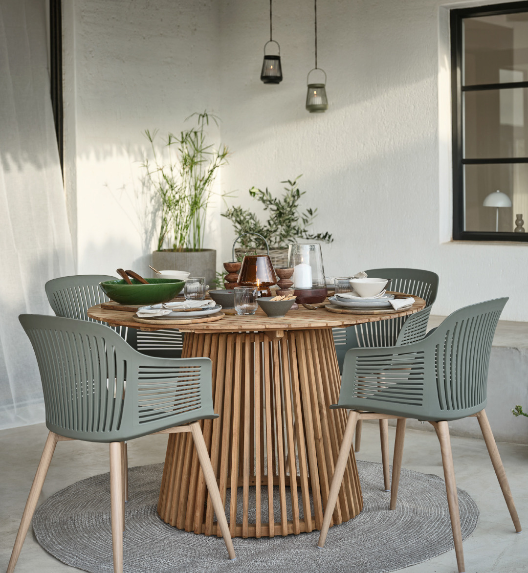 Okrugli baštenski stol od tikovine i lijepe sive baštenske stolice