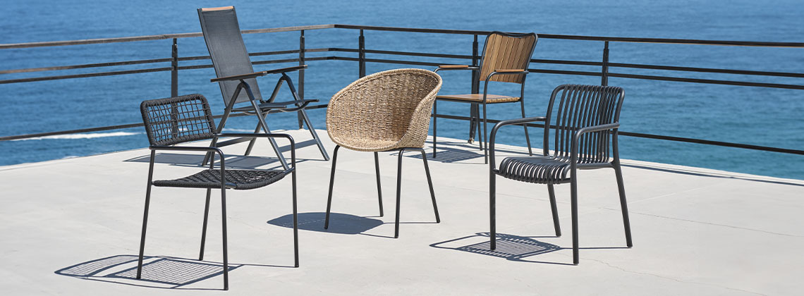 Izbor od pet baštenskih stolica na terasi uz more
