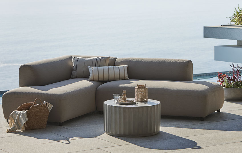 Lounge sofa otporna na sve vremenske uslove u bež boji i lounge stolić na balkonu